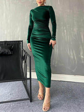 Vestido plisado ajustado de color liso